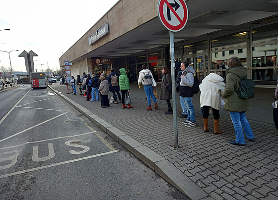 Fronta u terminálu na smíchovském nádraí. Lidé jsou zvyklí a tvoí zpsobný...