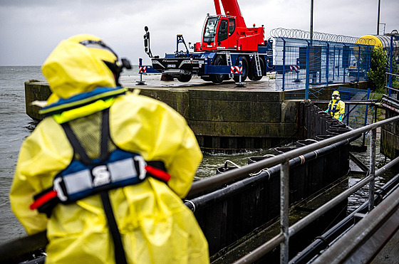 Záchranné slo�ky pou�ívají k boji s ropnou skvrnou v p�ístavu speciální...