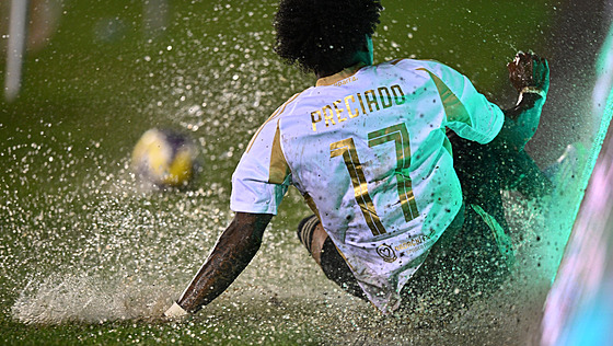 Spar�anský obránce Angelo Preciado v pohárovém utkání v Aktobe, názorn� je...