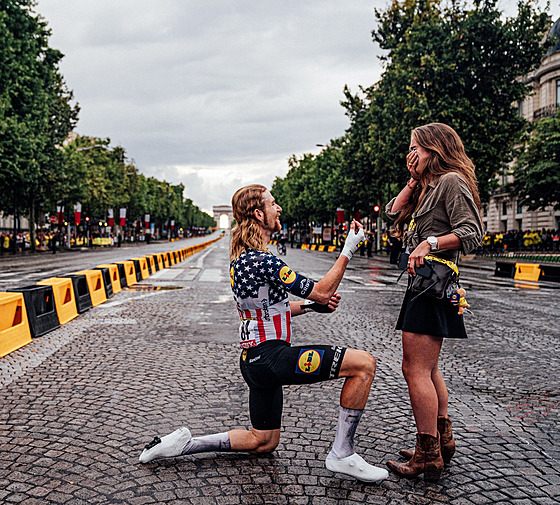 Americký cyklista Quinn Simmons ádá pítelkyni o ruku po poslední etap Tour...