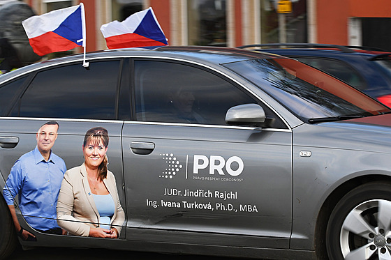 Na automobilu strany PRO byla fotografie Ivany Turkové spolu s Jindichem...