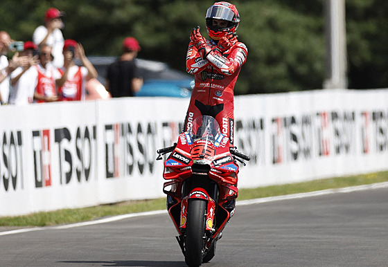 Marc Márquez se raduje z vítzství v MotoGP v Brn.