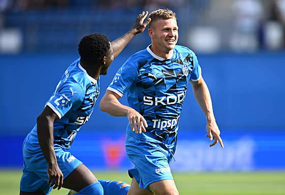 Fotbalisté Mladé Boleslavi slaví gól Davida Pecha do sít Liberce.