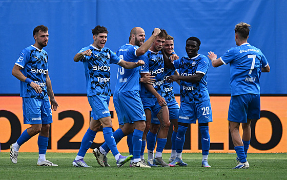 Mladoboleslavtí fotbalisté slaví gól do sít Liberce.