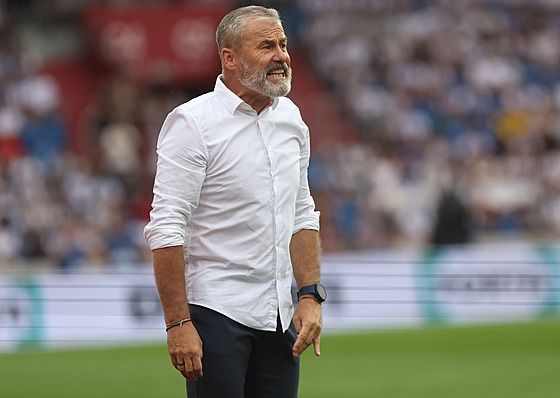 Trenér Baníku Pavel Hapal sleduje své svence v zápase druhého pedkola...