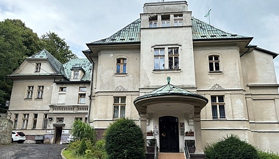 Objekt, ve kterém sídlí Dtský domov Zem dtí a J eská Kamenice