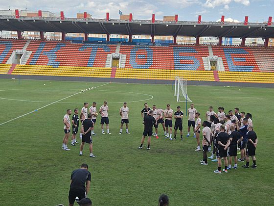 Spar�anský trenér Brian Priske (uprost�ed) mluví k hrá��m p�ed tréninkem.