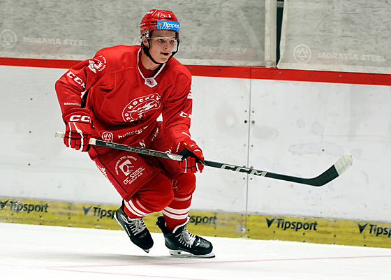 Nadjný útoník Petr Sikora zatím s Ocelái trénuje a ml by v tineckém týmu...