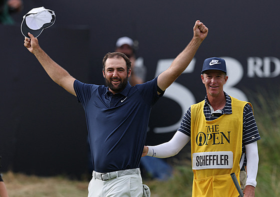 Scottie Scheffler se raduje z triumfu na The Open.