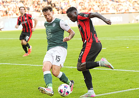 Dju Franculino (vpravo) z Midtjyllandu a Jack Iredale z Hibernians bojují o mí�.