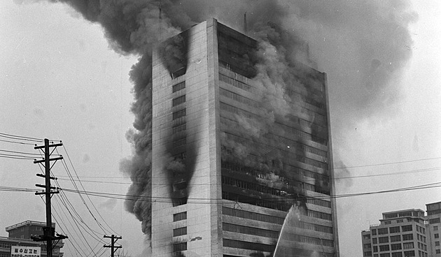 Inferno v hotelu. Požární žebřík byl moc krátký, z desátého patra skočil na matraci