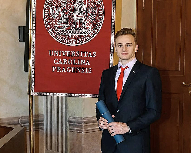 Při hokeji vystudoval Karlovku. A teď ještě klavír! říká Mgr. Brož