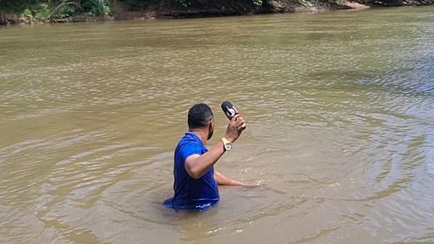 VIDEO: Připadalo mi to jako ruka. Reportér v řece zavadil o tělo pohřešované dívky