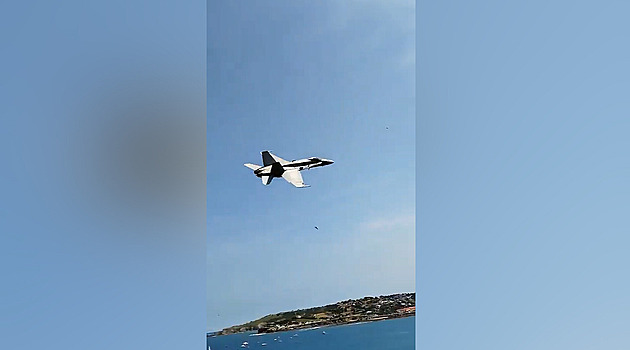 Metry od katastrofy? Stíhačka se během letecké show taktak vyhnula divákům