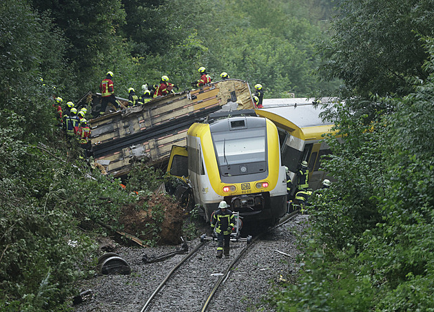 Při nehodě vlaku v Německu zemřel i strojvedoucí, zraněných je padesát