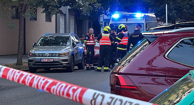 Po roztržce vhodil na střechu domu cvičný granát. Policisté uzavřeli část ulice v Praze