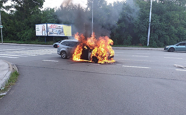 Na velkém městském okruhu v Brně shořelo auto, řidič stihl včas vystoupit