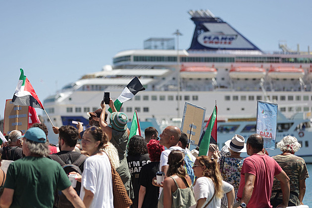 Stop genocidě! Na Krétě protestovali proti izraelské lodi, na turisty házeli lahve