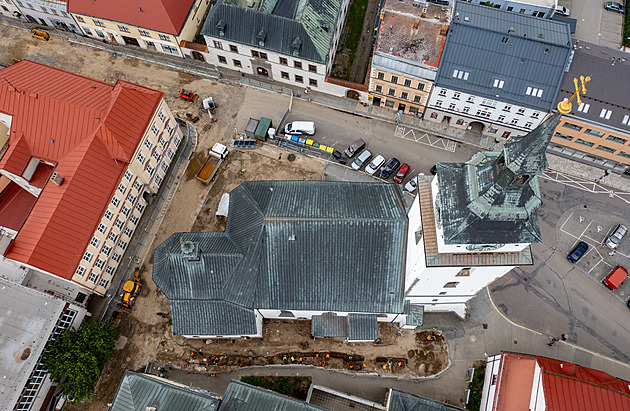 Archeologové objevili ve Velkém Meziříčí i vstup do krypty