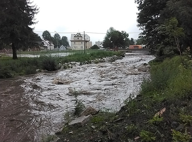 Extrémní srážky v Beskydech rozvodnily malé toky, platí výstraha