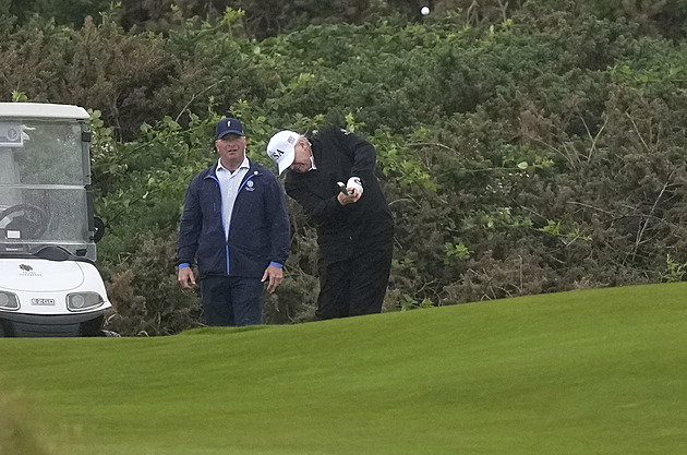 Trump přijel „domů“ do Skotska hrát golf. Uvítal ho protest, ocenil obchodní dohodu