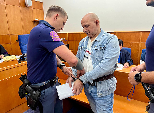 „Šaman“ sliboval lásku i uzdravení. Miliony od důvěřivců prohrál v kasinu