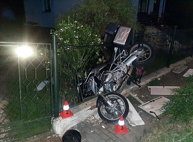 Opilý motorkář při havárii vyhodil proud celé ulici, skončil zaklíněný v plotě