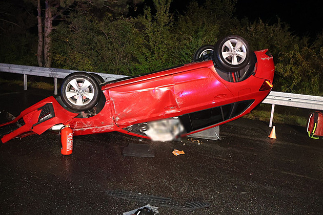 idika nerespektovala zákaz vjezdu. S autem skonila na stee.