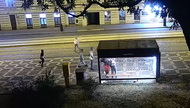 Výrostci v noci napadli bezdomovce na zastávce, bránil se půjčenou holí