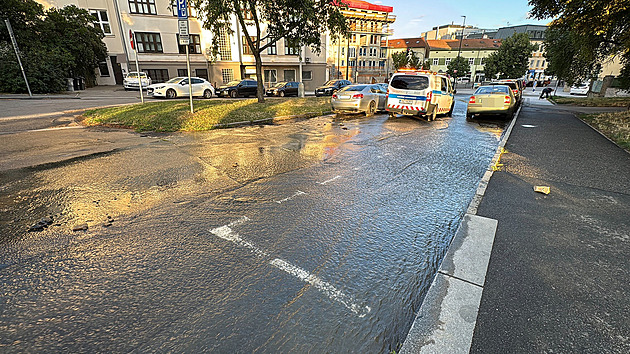 V Praze 8 prasklo potrubí. Voda podemlela silnice u budovy úřadu