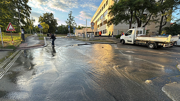 V Praze 8 prasklo potrubí. Voda podemlela silnice u budovy úřadu