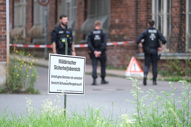 V Sasku se zřítil do řeky armádní vrtulník. Nehodu nepřežili nejméně dva lidé