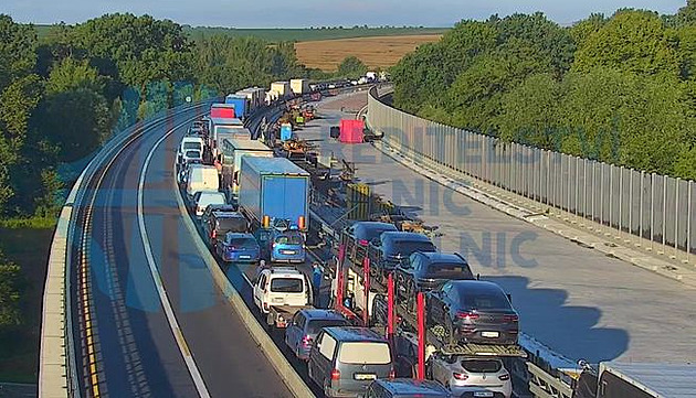 Na dálnici u Studénky narazilo auto do středových betonů, D1 je obousměrně uzavřená