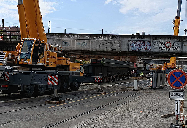 Nová konstrukce mostu dorazila na Smíchov. Vezl ji valník s 22 nápravami