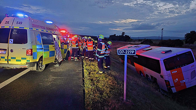 U Hrušovan na Chomutovsku sjel autobus do příkopu. Mezi zraněnými jsou děti