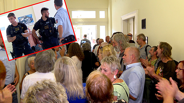 Soud v Praze zaskočili příznivci proruských domobranců, do akce museli těžkooděnci