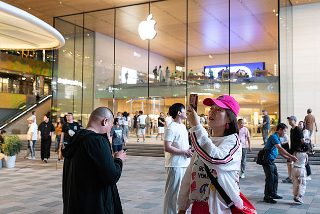 Apple poprvé zavírá jednu ze svých prodejen v Číně. Plánuje však další