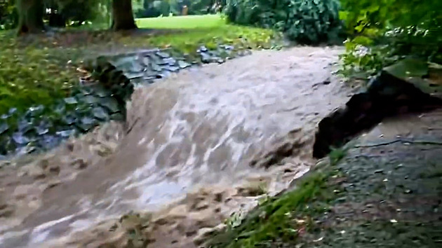 VIDEO: Bouřka a prudký déšť. Jindy téměř suchý potok se změnil v běsnící živel
