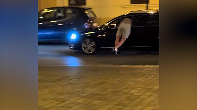 Hlava uvnitř, nohy venku. Policie hledá muže, který visel z okna jedoucího auta