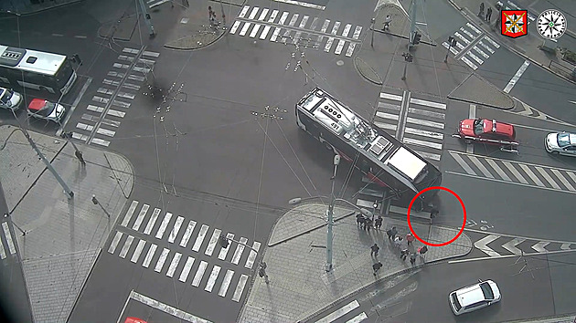 VIDEO: Muž s telefonem v ruce vkročil přímo před trolejbus, ten ho smetl