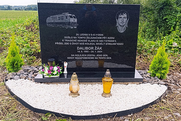 Pomník vnovaný strojvedoucímu Daliborovi ákovi, který tragicky zahynul na...