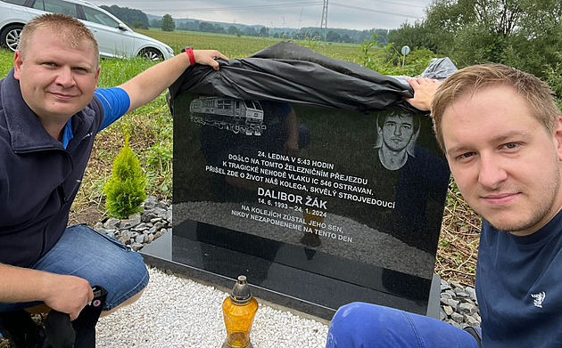 Na kolejích zůstal jeho sen. Zesnulému strojvůdci od Dolní Lutyně odhalili pomník