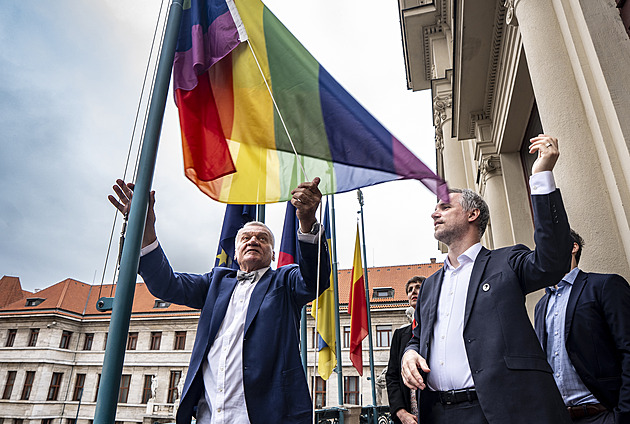 Na zahájení Prague Pride dorazily stovky lidí. Letos dozná změn, i kvůli Trumpovi