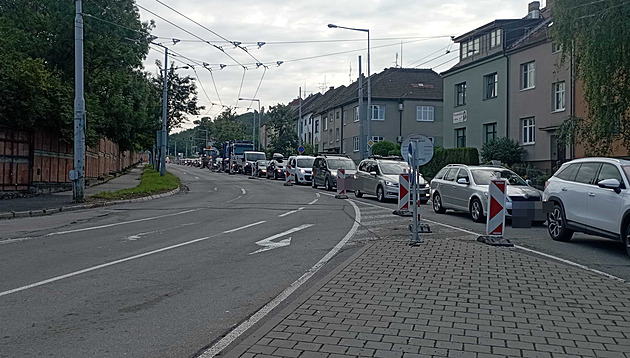 Konec zácpy nebyl vidět. Brněnskou čtvrť ochromila oprava povrchu