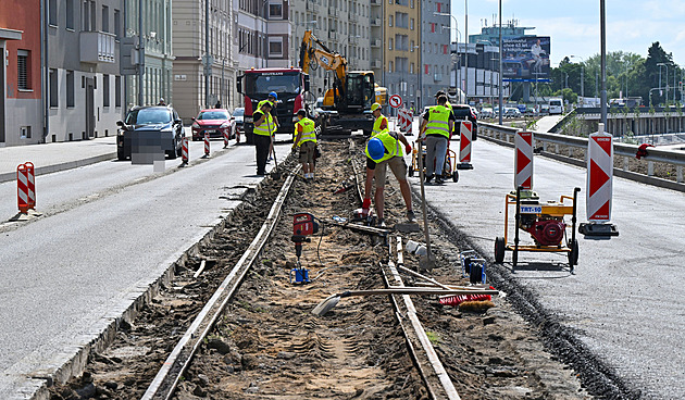Železniční vlečka na brněnské výstaviště zmizí, silničáři začali trhat koleje