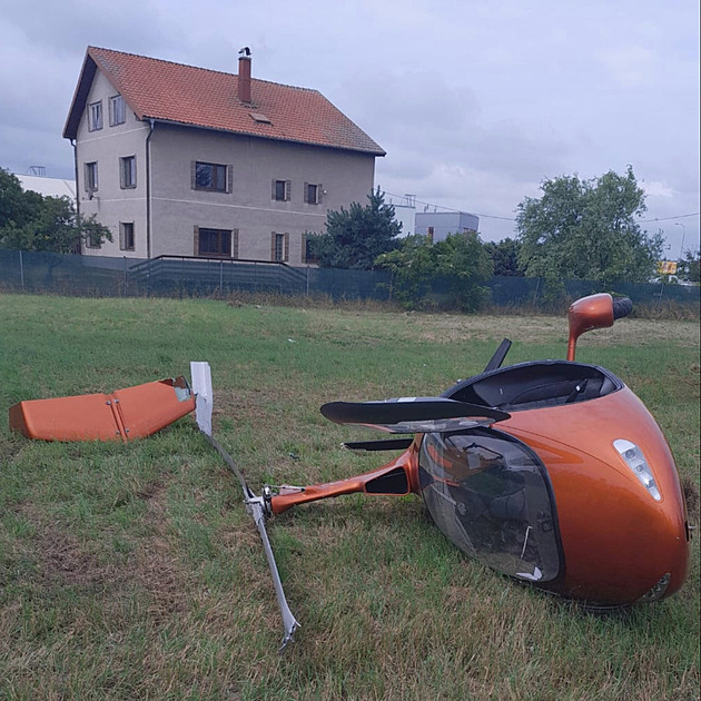 V Brandýse nad Labem se zřítil vrtulník se dvěma lidmi, lehce se zranili