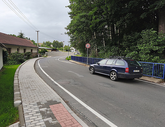 Roky deptala řidiče, teď bizarní dopravní šikana v obci skončí. Úsek se promění