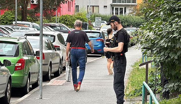 Kriminalisté vyšetřují násilné úmrtí na sídlišti v Krči, zřejmě jde o vraždu