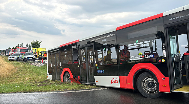 Srážka autobusu s nákladním autem u Kolovrat. Zranili se tři lidé