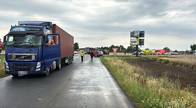 Autobus po srážce s náklaďákem na okraji Prahy skončil v příkopu. Tři zranění